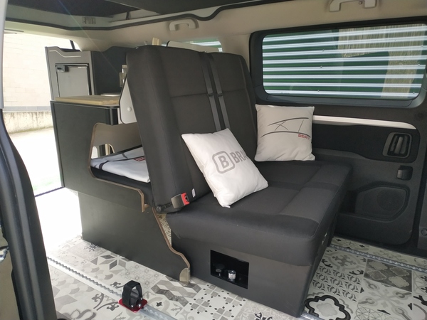 Banqueta convertible en cama de 2 plazas con Isofix Banqueta convertible en cama de 2 plazas con Isofix