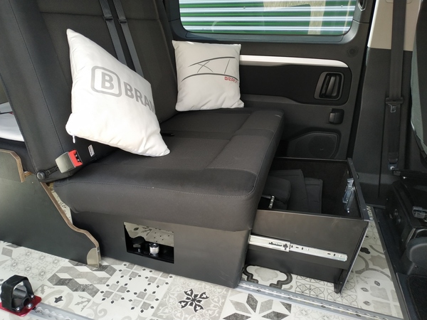 Cajón para almacenar bajo banqueta Cajón para almacenar bajo banqueta