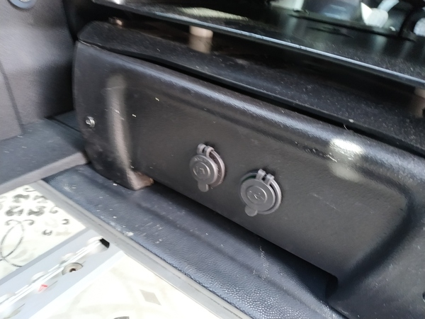 Toma de 12v y USB Toma de 12v y USB